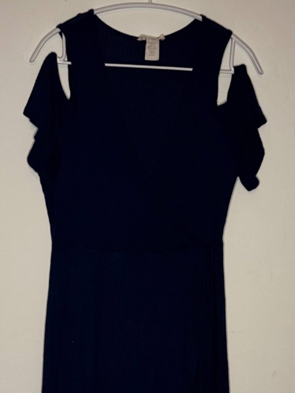 Black cold-shoulder